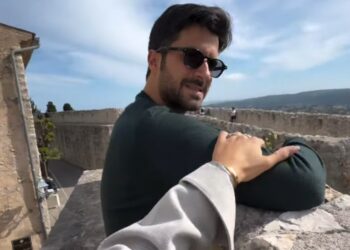 Antonella Fiordelisi scherza col fidanzato Giulio Fratini in Costa Azzurra