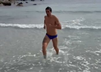 Filippo Magnini fa il primo bagno dell'anno: che gelo!