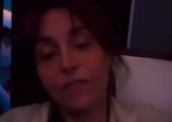 Benedetta Parodi mostra la colazione sul volo per il Sudafrica