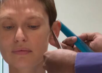 Bianca Balti vola in India e si taglia per la prima volta i capelli da quando le sono ricresciuti dopo la chemio: guarda