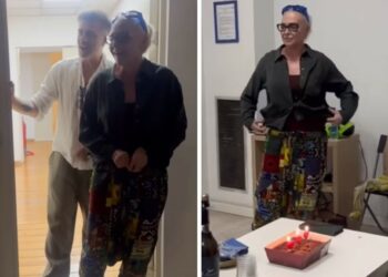 Paola Barale compie 58 anni e festeggia a Roma con amici e colleghi: la torta a sorpresa dietro le quinte del teatro, guarda