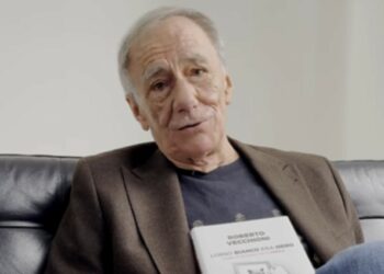 ''Mia moglie non vive più'': Roberto Vecchioni racconta che dopo la morte del figlio la compagna ha in testa solo Arrigo