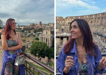 Caterina Balivo turista felice a Roma al Colosseo