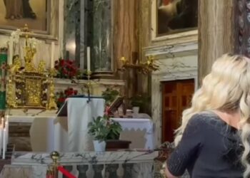 Valeria Marini si rifugia nella fede in un momento difficile