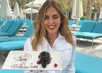 Chiara Ferragni festeggia i 38 anni lontano dall'Italia: torta di compleanno in Medio Oriente mentre impazzano le polemiche sulla sua società, guarda