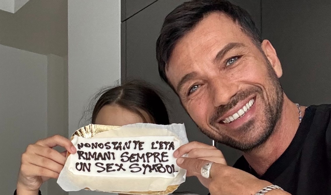 Costantino Vitagliano compie 51 anni e spegne le candeline con la figlia Ayla e la sua nuova compagna: le foto della festa - Gossip.it | News sul Gossip e VIP