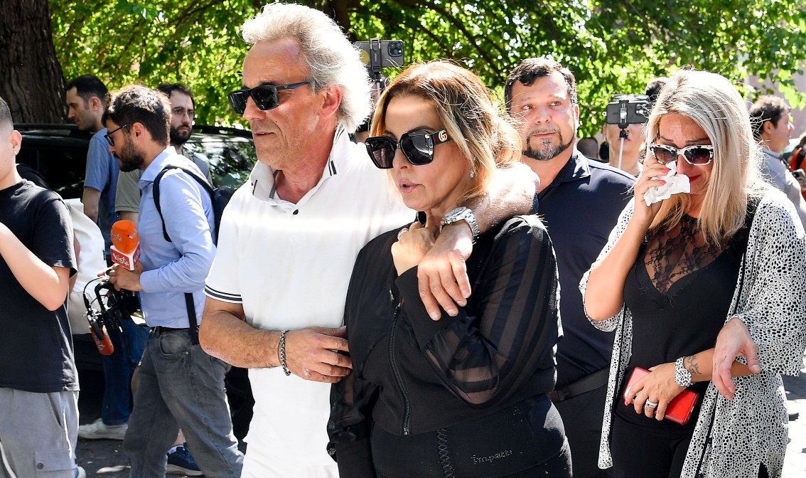 La moglie di Alvaro Vitali si presenta col nuovo compagno al funerale dell'attore a Roma: pioggia di critiche su Stefania Corona, foto - Gossip.it | News sul Gossip e VIP