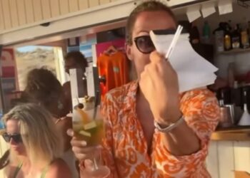 Sonia Bruganelli fa la cameriera a Formentera