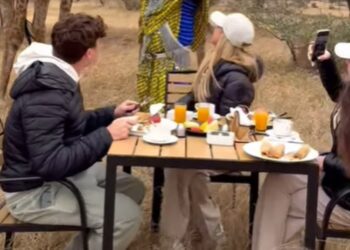 Federica Panicucci fa colazione in Africa con i figli e le giraffe