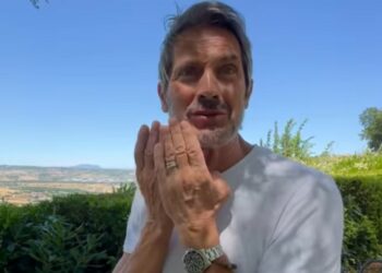 Il marito di Natasha Stefanenko, Luca Sabbioni, finge di non aver dimenticato l'anniversario del loro primo incontro in un modo molto fantasioso