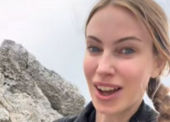 Taylor Mega sfinita durante l'arrampicata in montagna