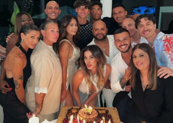 Aida Yespica prorompente più che mai festeggia 43 anni a Ibiza col figlio e gli amici: guarda