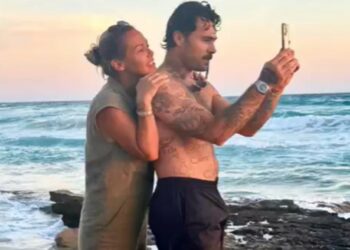 Sonia Bruganelli pubblica una rara foto in vacanza con il fidanzato Angelo Madonia: i due finalmente riuniti insieme al mare