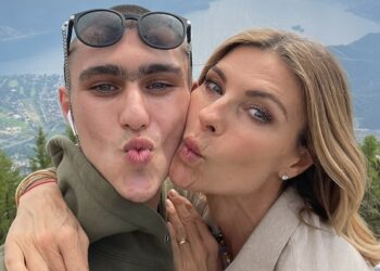 ''50 anni... wow! E senza essersi mai rifatta nulla'': Achille Costacurta celebra la bellezza di sua madre Martina Colombari