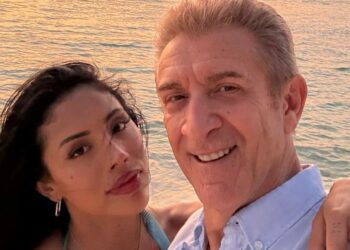 Ezio Greggio posta la prima foto social con la fidanzata che ha 36 anni meno di lui: guarda