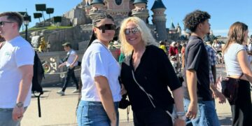 La figlia di Antonella Clerici a 16 anni è più alta di lei: le immagini in vacanza insieme in Francia non mentono, guarda