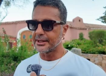 ''Non ci sembra Bova e Rocìo si sono lasciati da due anni'': Corona dalla Sardegna parla con la Rai e invita a controllare le ultime interviste di Raoul e l'ex compagna