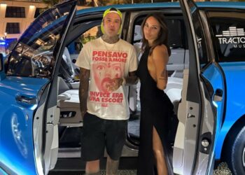 Fedez e la nuova fidanzata Giulia Honegger sono ormai inseparabili: insieme in aereo privato per andare a Monaco, guarda