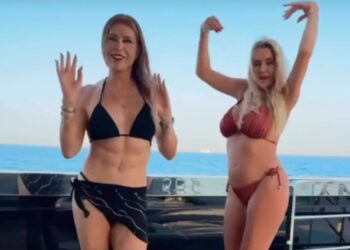 La chirurga dei vip Jenny Urtis e Valeria Marini si divertono come pazze a ballare insieme in barca: guarda le due bionde al largo in Sardegna