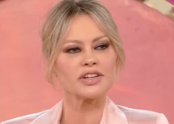 ''In fondo non dispiace a nessuno'': Anna Falchi nella bufera per le nuove parole in diretta sul catcalling, Caterina Balivo si dissocia e parla di molestie