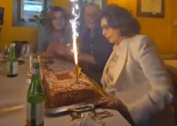 Sophia Loren al ristorante fa festa per i suoi 91 anni 