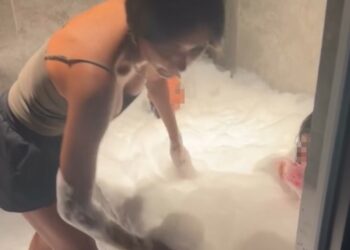 Il bagno di Federica Nargi invaso dalla schiuma per colpa delle figlie