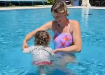 Federica Pellegrini insegna alla figlia a nuotare