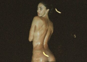 Belen pubblica foto mentre fa il bagno nuda di notte, pioggia di critiche nei commenti: guarda