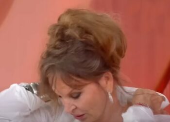 ''Questo cerotto emana morfina dove ho dolore, i nervi non guariscono'': Dalila Di Lazzaro mostra in diretta alla Balivo il dispositivo attaccato sul collo