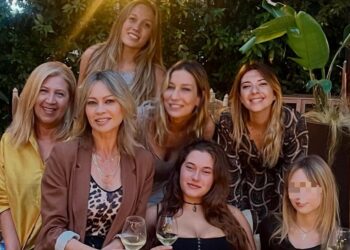 Anna Falchi festeggia i 18 anni della nipote Stella e pubblica la foto con tutte le parenti: ''Famiglia tutta al femminile''