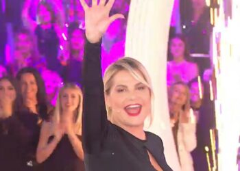 GF al via: Simona Ventura apre la prima puntata ricordando Pietro Taricone, poi si parte con l'edizione 'nip'