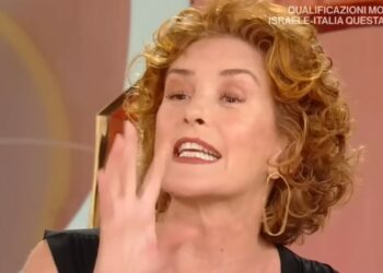 ''Sono una donna esigente, non Alba Parietti che si innamora ogni 5 minuti'': Lucrezia Lante Della Rovere lancia una stoccata alla showgirl in tv