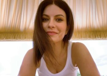 ''Mi ero fasciata il seno per sembrare più magra'': Laura Pausini confessa che all'inizio della sua carriera faceva di tutto per sembrare meno prosperosa