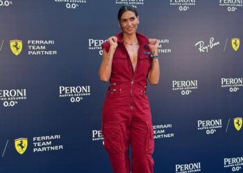 Melissa Satta per la prima volta sul red carpet dopo i gossip sulla presunta gravidanza: il look alimenta le voci di un figlio con Beretta, guarda