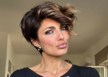 Dopo la fine del matrimonio col chirurgo Mario Russo, Samanta Togni cambia look: a 44 anni sceglie un taglio cortissimo per ripartire dopo l’estate