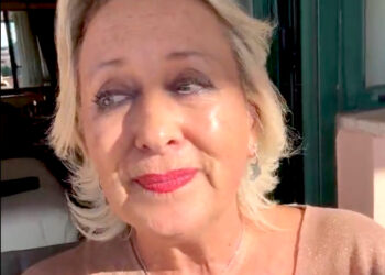 ''Non è finita'': Carolyn Smith si commuove parlando del tumore nel decimo anniversario di quella terribile diagnosi