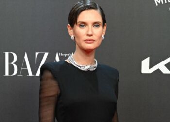 Dopo la chemio, i capelli di Bianca Balti continuano a ricrescere: nuovo look glamour in questa continua trasformazione, guarda