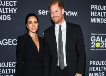 I Duchi del Sussex premiati a New York: Harry e Meghan con look coordinati e mani intrecciate sul red carpet, foto