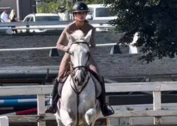 Elisabetta Canalis mostra la sua passione per l'equitazione