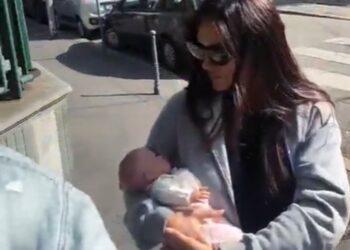 Cecilia Rodriguez fa le prove da mamma con un bambolotto