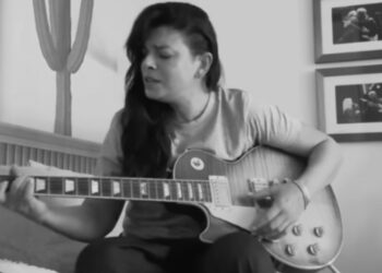 Emma si commuove suonando la chitarra del papà Rosario