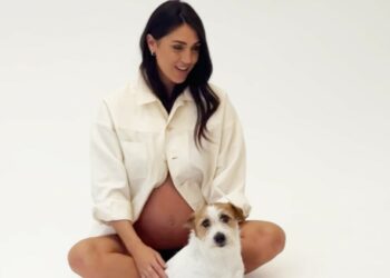 ''Oggi un lavoro speciale'': Cecilia Rodriguez si regala uno shooting con pancione di 9 mesi, le immagini