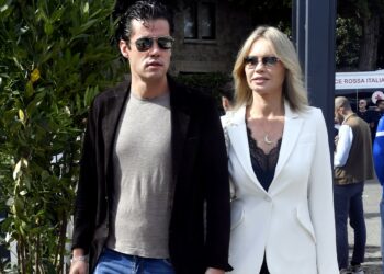 Anna Falchi e il fidanzato Andrea Crippa di 14 anni più giovane per la prima volta mano nella mano mondani insieme: foto