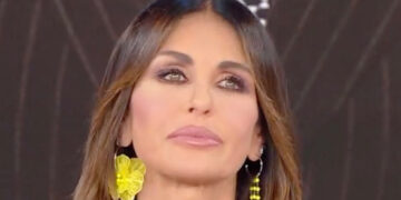 ''Sono disperata, la protesi sta uscendo, è disastroso'': l’ex Miss Italia Arianna David fa preoccupare la Balivo in diretta tv