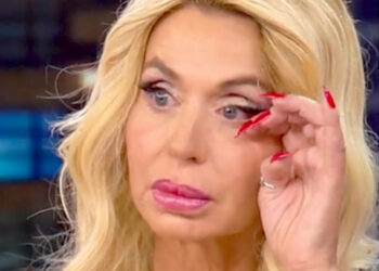 Valeria Marini provata e con le lacrime agli occhi fa un appello alla madre in tv