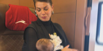 Alessandra Amoroso mamma dolcissima in treno con in braccio la figlia Penelope di 2 mesi e mezzo: la foto