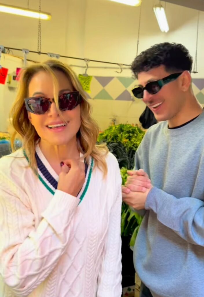 Barbara D'Urso e Pasquale La Rocca sempre più complici anche fuori dalla tv: eccoli mentre fanno la spesa al mercato - Gossip.it | News sul Gossip e VIP