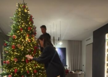 Federica Nargi ha già montato l'albero di Natale nella sua casa di Milano