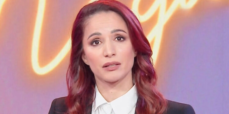 ''Il dolore accompagna ogni mio respiro'': Andrea Delogu riappare commossa in tv dopo la morte del fratello, le toccanti parole