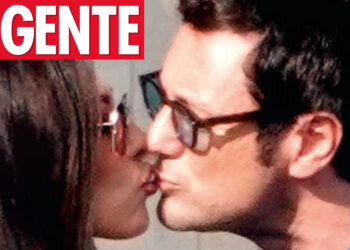 ''L’ex di Giorgia Meloni ha trovato l’amore'': Gente pubblica il bacio tra Andrea Giambruno e Federica Bianco